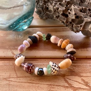 Image of Huilau (mixed) Hawaiian shell bracelet with a Tahitian pearl and seaglass size 7 