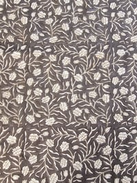 Image 2 of Namaste fabric petits œillets fond gris souris
