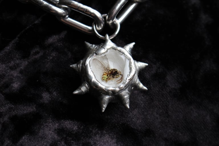 dead good wasp with fly wings spiky necklace Image 4