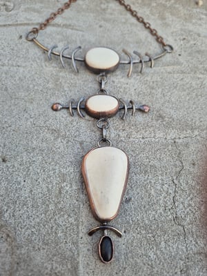 White and black pebbles necklace 