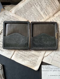 Image 3 of Portefeuille / porte-cartes en cuir et en argent monogrammé, XIXeme siècle 