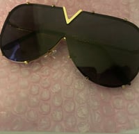 V black glasses 