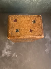 Image 4 of Très ancienne boîte à jeux en carton et cuir fin, décor de violettes et des as, XIXème siècle.