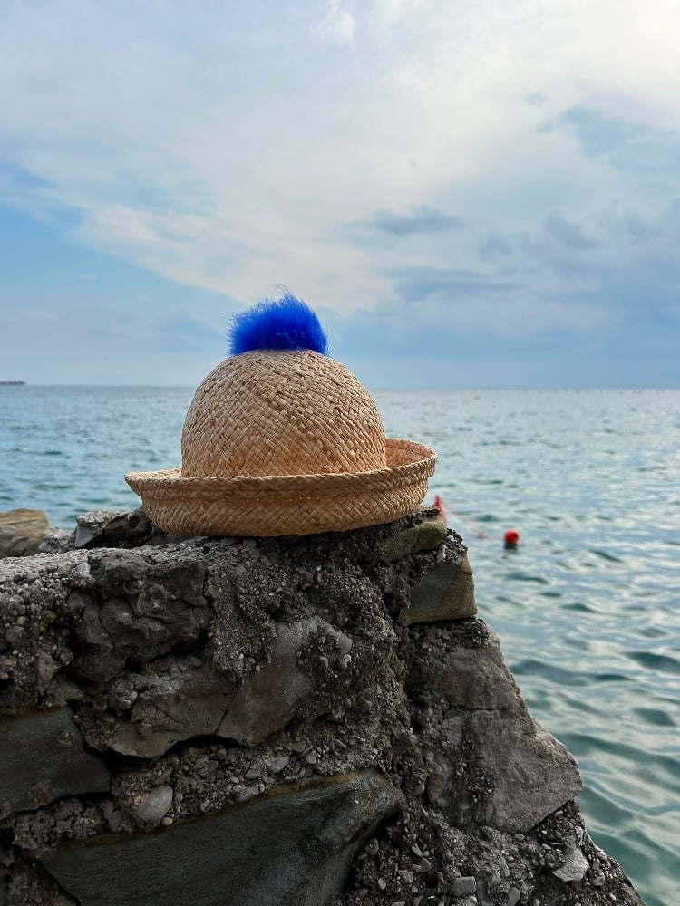 Image of Cappello in rafia pon-pon blu