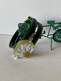 Image 2 of Big Green Daisy 