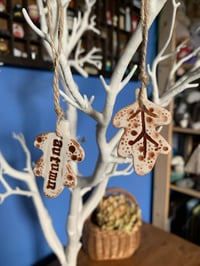 Image 4 of Autumn text leaf and a leaf. Set of 2.