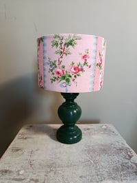 Image 1 of Lampe de table " Écrin de roses "