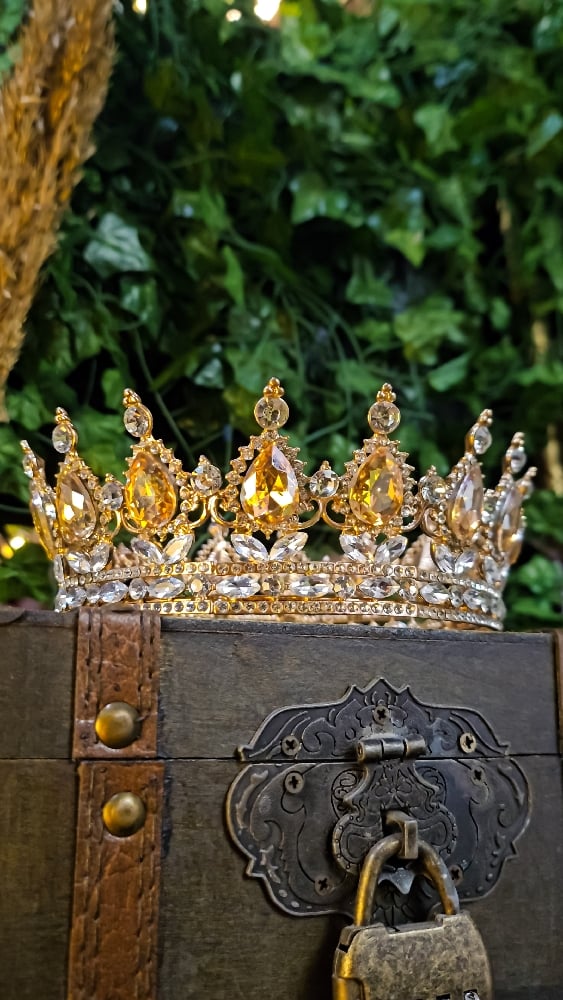 πThe Armored Kingdom Crystallized Honey Crown (Gold)