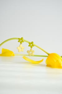 Image 1 of Flor gama verdeamarillo pastel