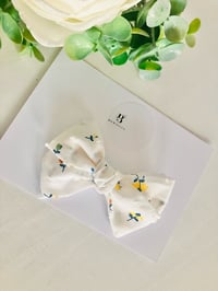 White floral handtied bow 
