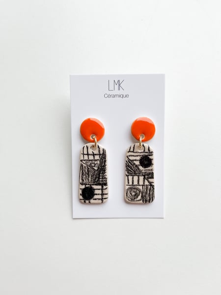 Image of Paire de boucles d'oreilles céramique SIMPIA orange et crayonné noir 