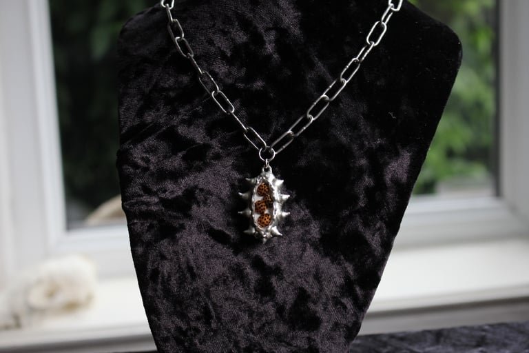 dead good ladybirds spiky necklace Image 4