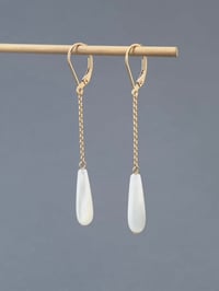 Image 1 of Boucles d'oreilles pendantes goutte nacre blanche chaîne gold filled 