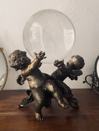 Image 2 of Vendu.Magnifique support de boule de cristal, puttis en bronze, pièce unique! Avec boule de 13 cm!
