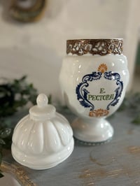 Image 4 of Joli pot d’apothicaire en porcelaine blanche, « décors de Paris »vintage!