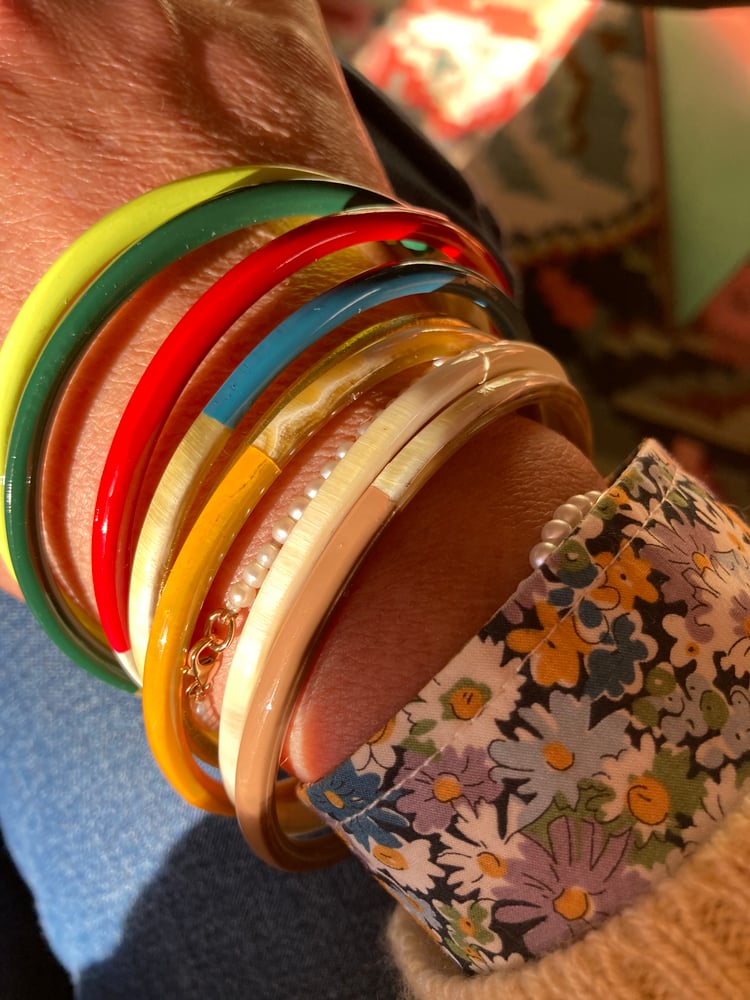 Image of Bracelets en corne naturelle et laque colorée 