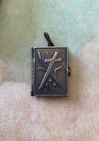 Image 1 of Livre miniature, pendentif souvenir Art Nouveau 1920, plaqué argent poinçon carré. 
