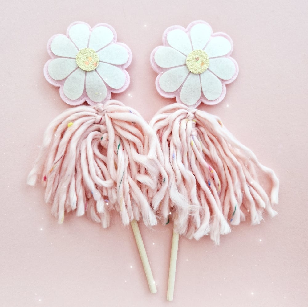 Image of TENNER TUESDAY Flower Daisy Wand. 