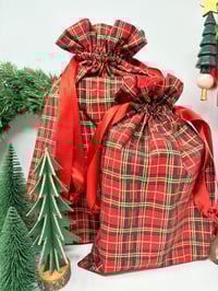 Image 2 of Le Pochon-Cadeau doublé coton tartan rouge lignes dorées