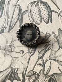 Image 2 of Broche ancienne, porte-photo en argent, guirlande de fleurs avec portrait et verre, début 1900!