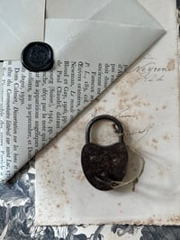 Image 2 of Cadenas coeur en fer et sa clé, 1900.