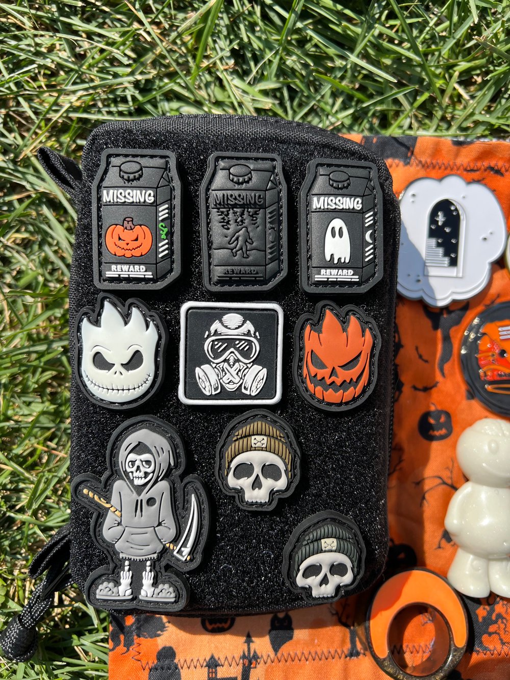 Halloween Cartons: The Pumpkin, The Ghost, and Bigfoot in the Dark!