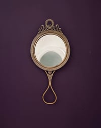 Image 2 of Grand miroir à main et à accrocher de style Louis XVI, bronze, XIX siècle. 179>149€
