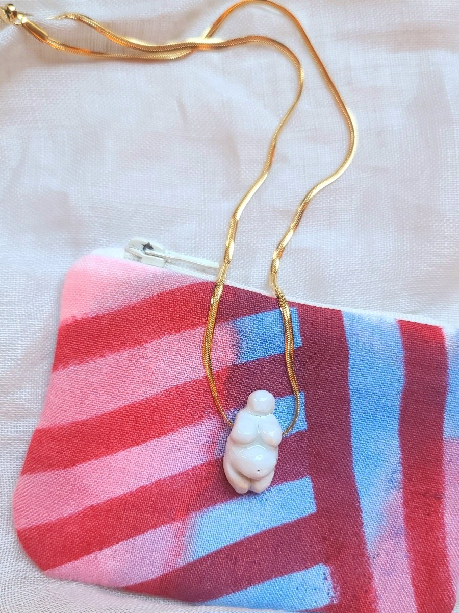 Image of Pendentif vénus lagon et sa pochette en lin