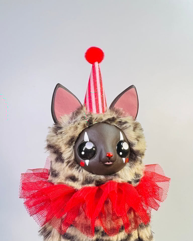 Clown Cat (tan/brown)