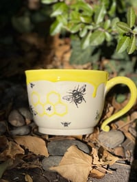 Image 2 of Bee Mug 03