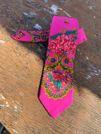 Image 3 of GRAVATA FUCSIA. Feita a man. 