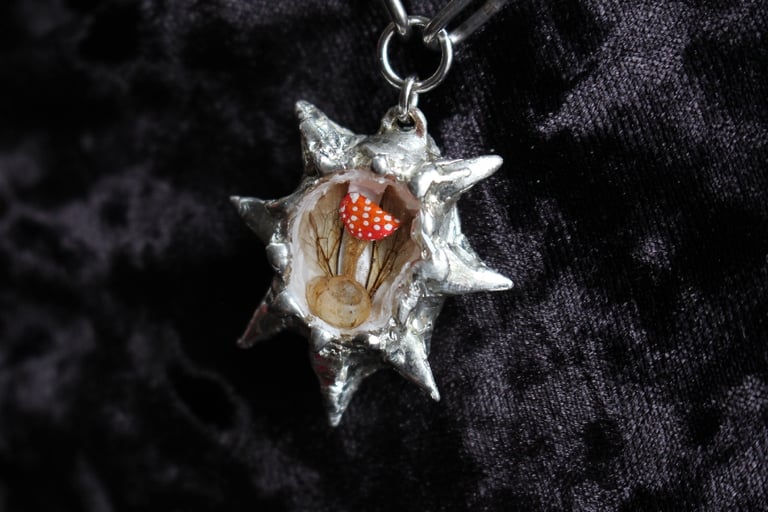 dead good snail mushroom and bee wing spiky necklace Image 6