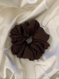 Image 6 of SCRUNCHIE OVERSIZED + STANDARD CHOCOLATE