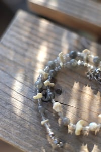 Image 5 of Girocollo -Ossa di volpe e Labradorite-