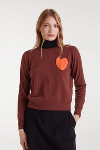Image 1 of JERSEY PUNTO MARRÓN CON PRINT CORAZÓN