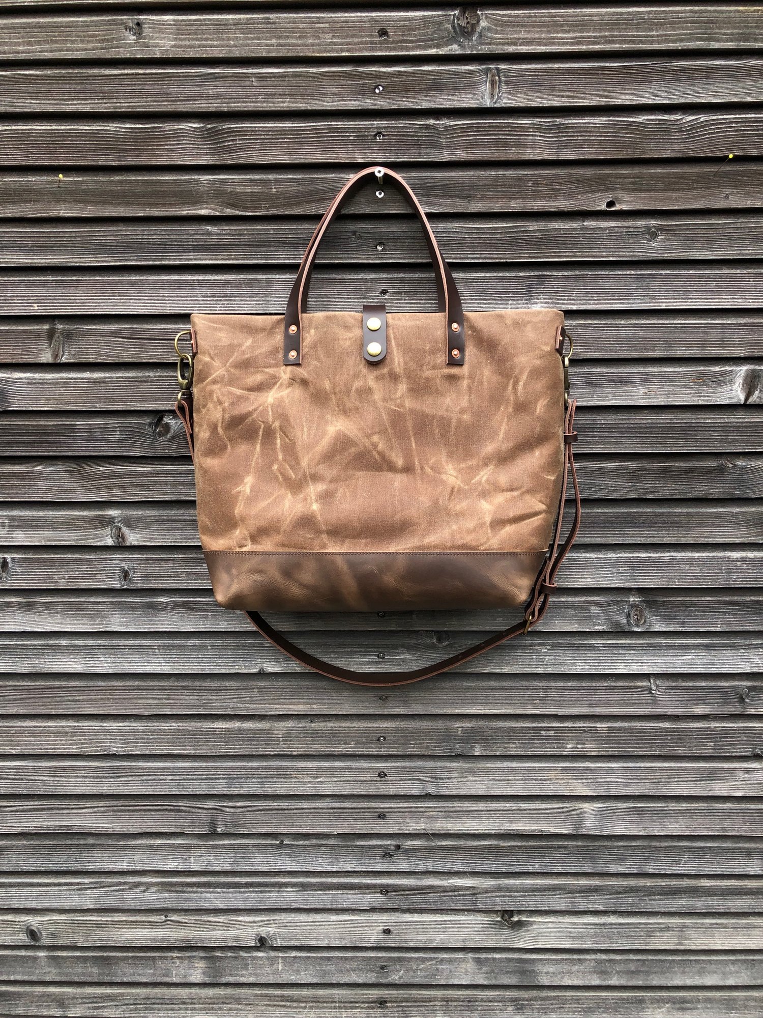Image of  Tote bag in waxed canvas with leather bottom and cross body strap