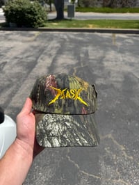 CAMO HAT W/ GOLD