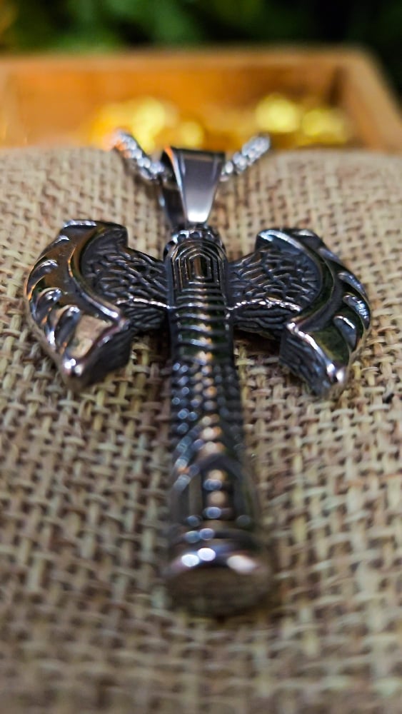 πThe Armored Kingdom Battleforged Axe of the Ancients Necklace