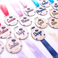 Image 2 of ​Medalla de Graduación Infantil Personalizada | Regalo Fin de Curso Colegio | Graduación 