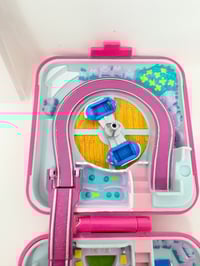 Image 6 of Ensemble bracelet et Polly Pocket Carré fushia parc d'attraction