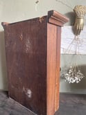 Boîtes à clé vintage, en bois. Décor de fleur sur plaque métallique dorée. 