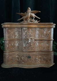 Image 14 of Incroyable coffre à bijoux, en bois sculpté, dite Forêt Noire, soie bleue, fin du 19ème s.