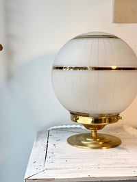 Image 2 of Lampe à poser globe verre givré 