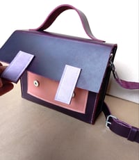 Image 4 of Sac cartable en cuir upcyclé "Josef" aubergine