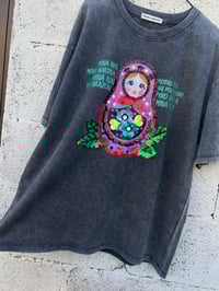 Image 4 of Camiseta bordada a man. MATRIOSKA gris. En STOCK