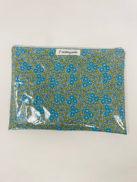 Image 1 of *EN STOCK* La Pochette à Maillots gris/bleu et ses petites fleurs