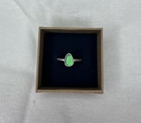 Image 5 of HAMMERED BAND GREEN SEA GLASS RING UK SIZE R