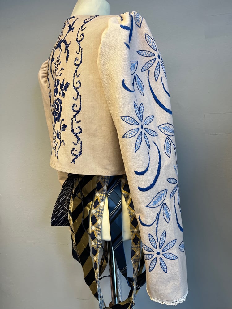 Image of Bolero jakke med blå broderier (medium)