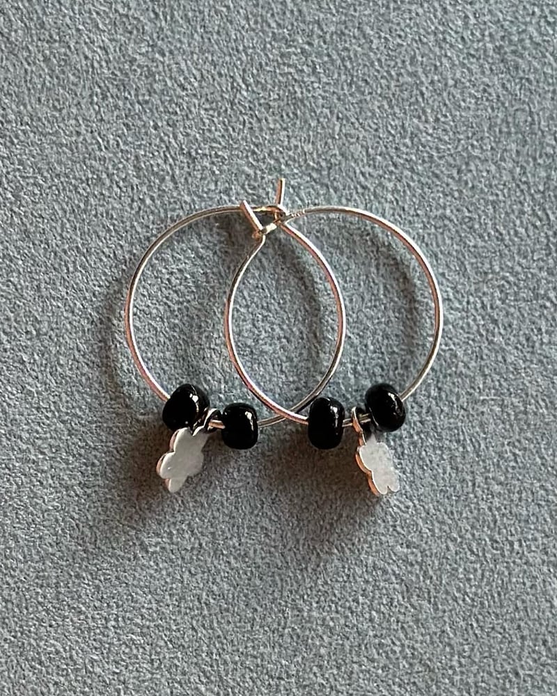 Image of Earrings with flowers and onyx