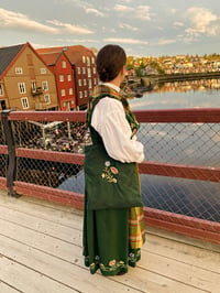 Image 1 of Tøyveske med broderier inspirert av bunadsbroderi "Nordland"
